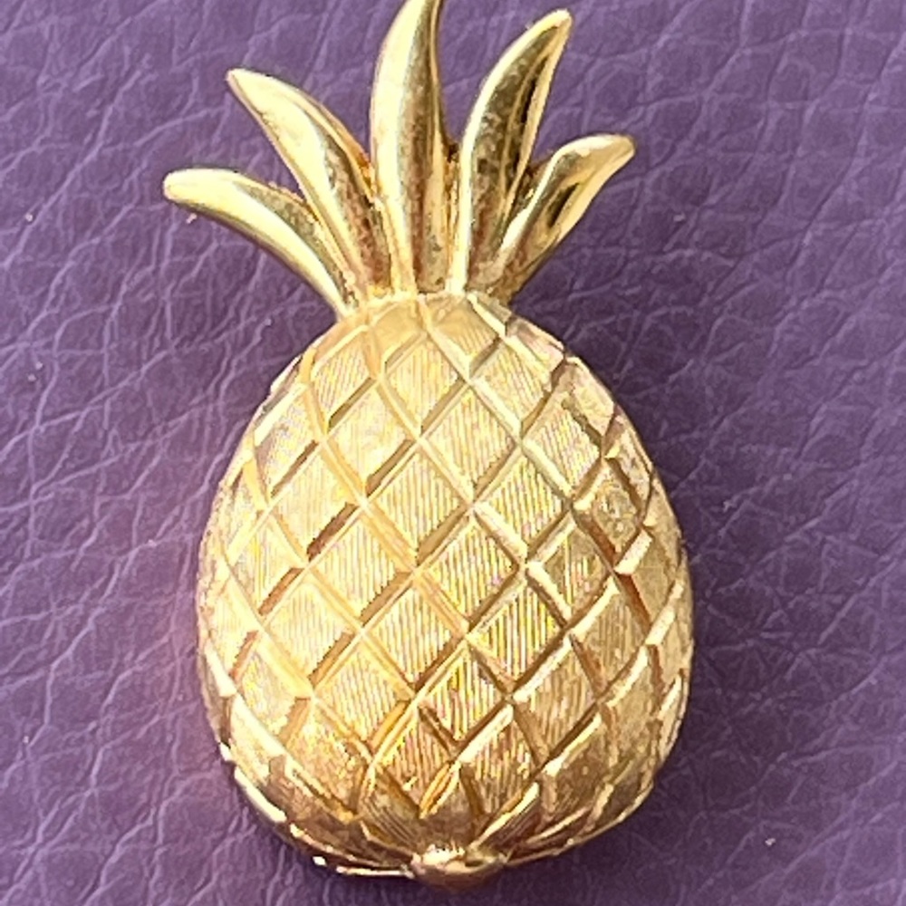 Signed Trifari textured and polished gold small pineapple pin